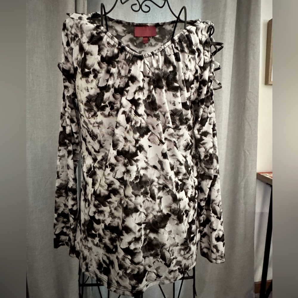Jennifer Lopez Black and White Floral Long Sleeve Top